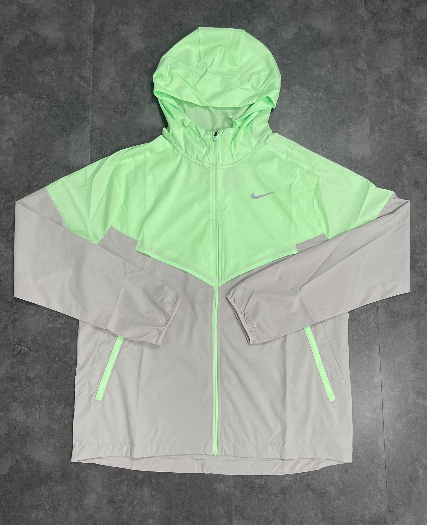 NIKE UV PACKABLE WINDRUNNER - VAPOUR GREEN