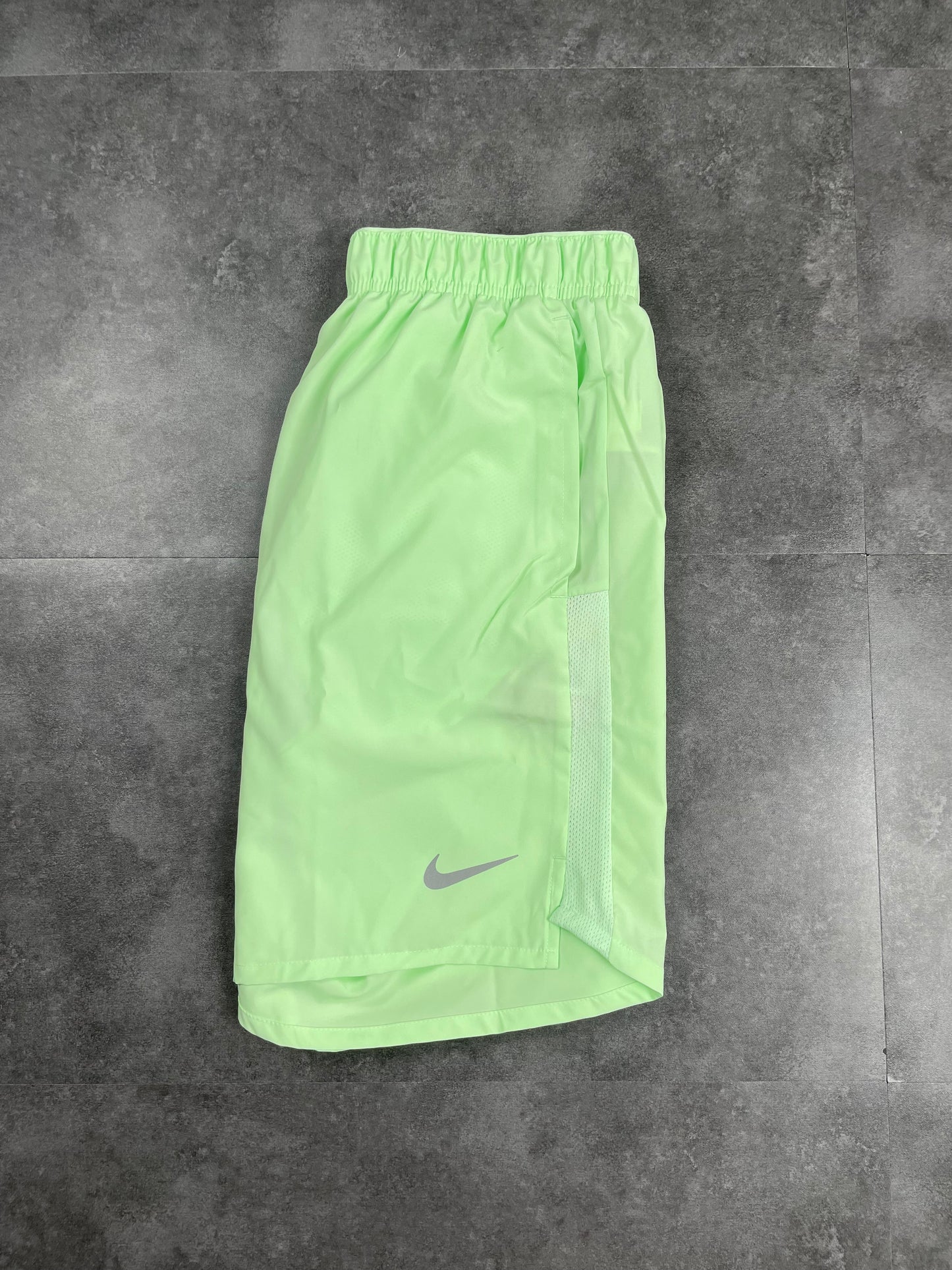 NIKE CHALLENGER SHORTS 7"- VAPOUR GREEN