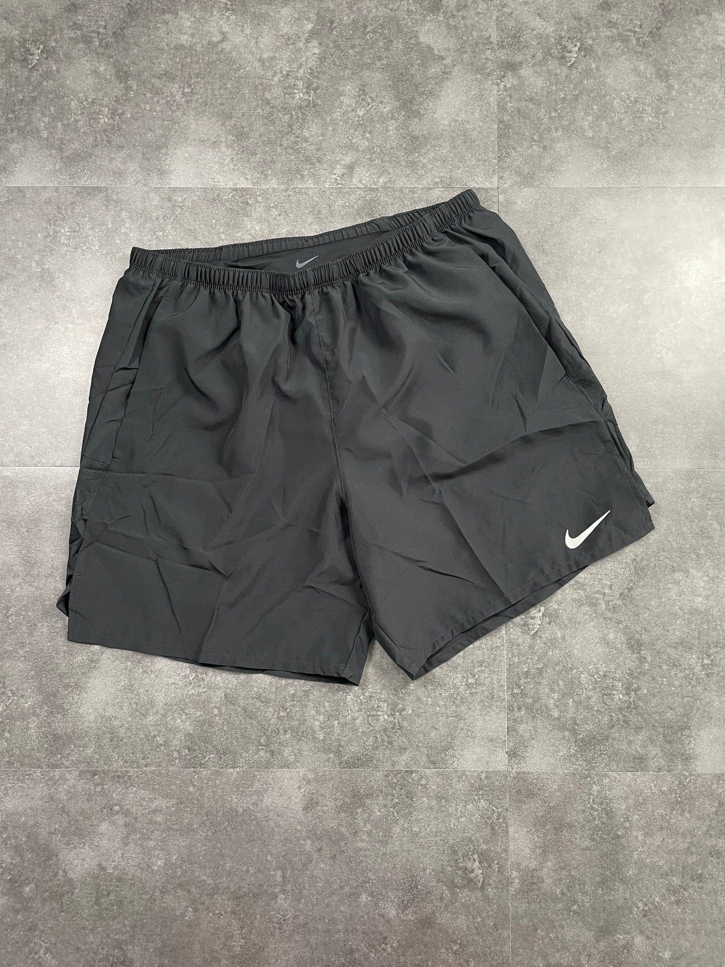 NIKE CHALLENGER SHORTS 7" - BLACK