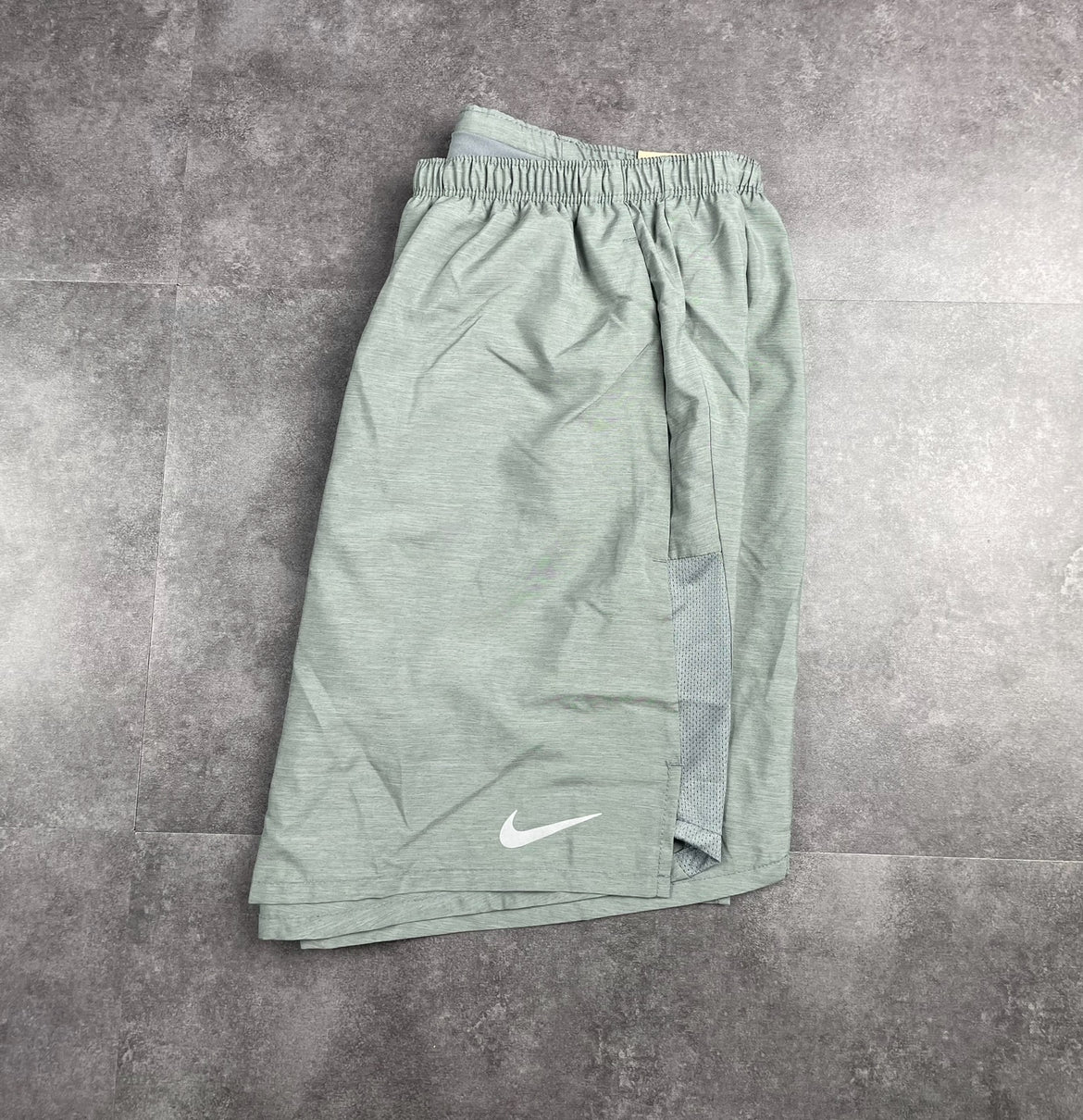 NIKE CHALLENGER SHORTS 7" - GREY