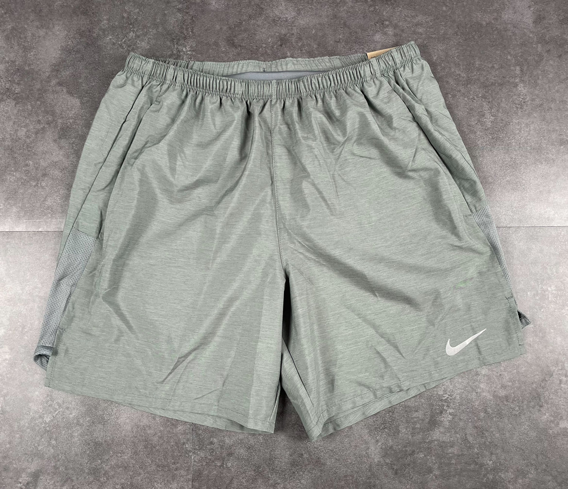 NIKE CHALLENGER SHORTS 7" - GREY