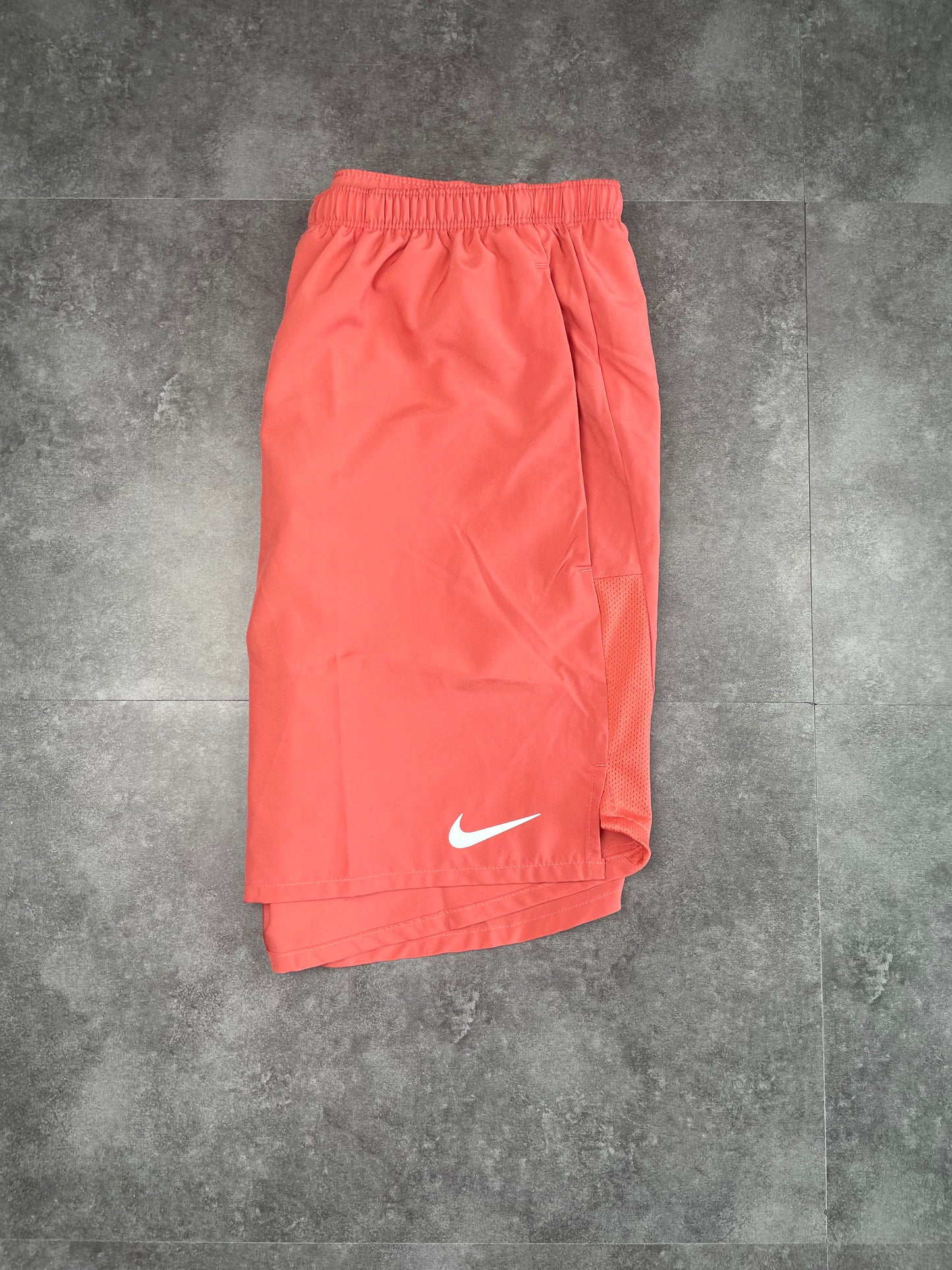 NIKE CHALLENGER 7" SHORTS - ADOBE RED