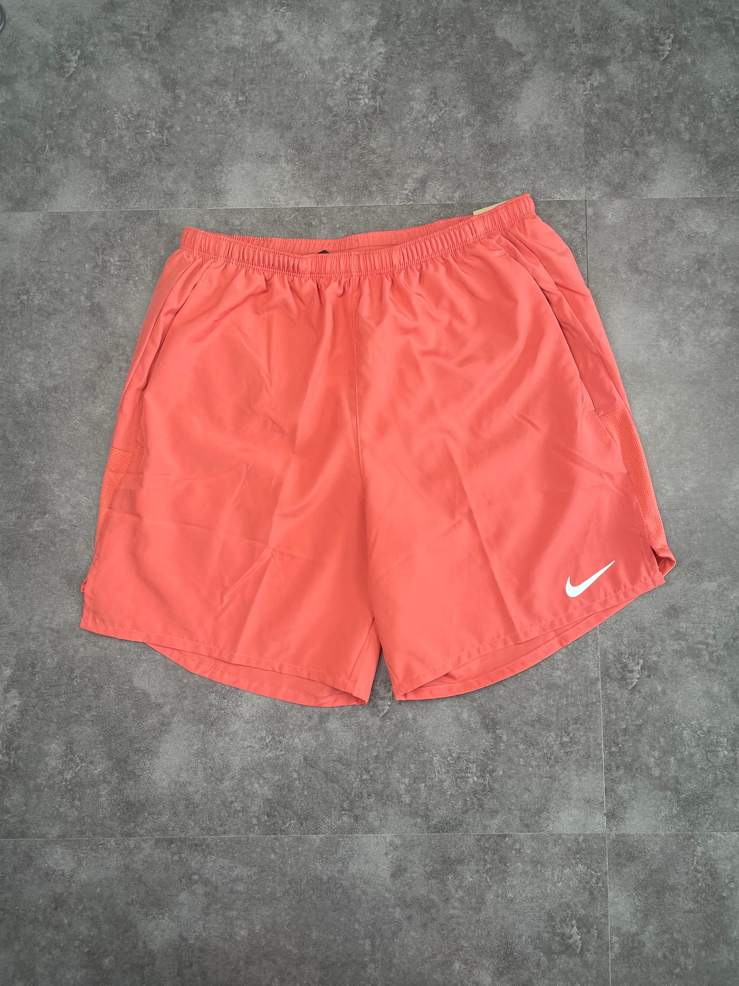 NIKE CHALLENGER 7" SHORTS - ADOBE RED