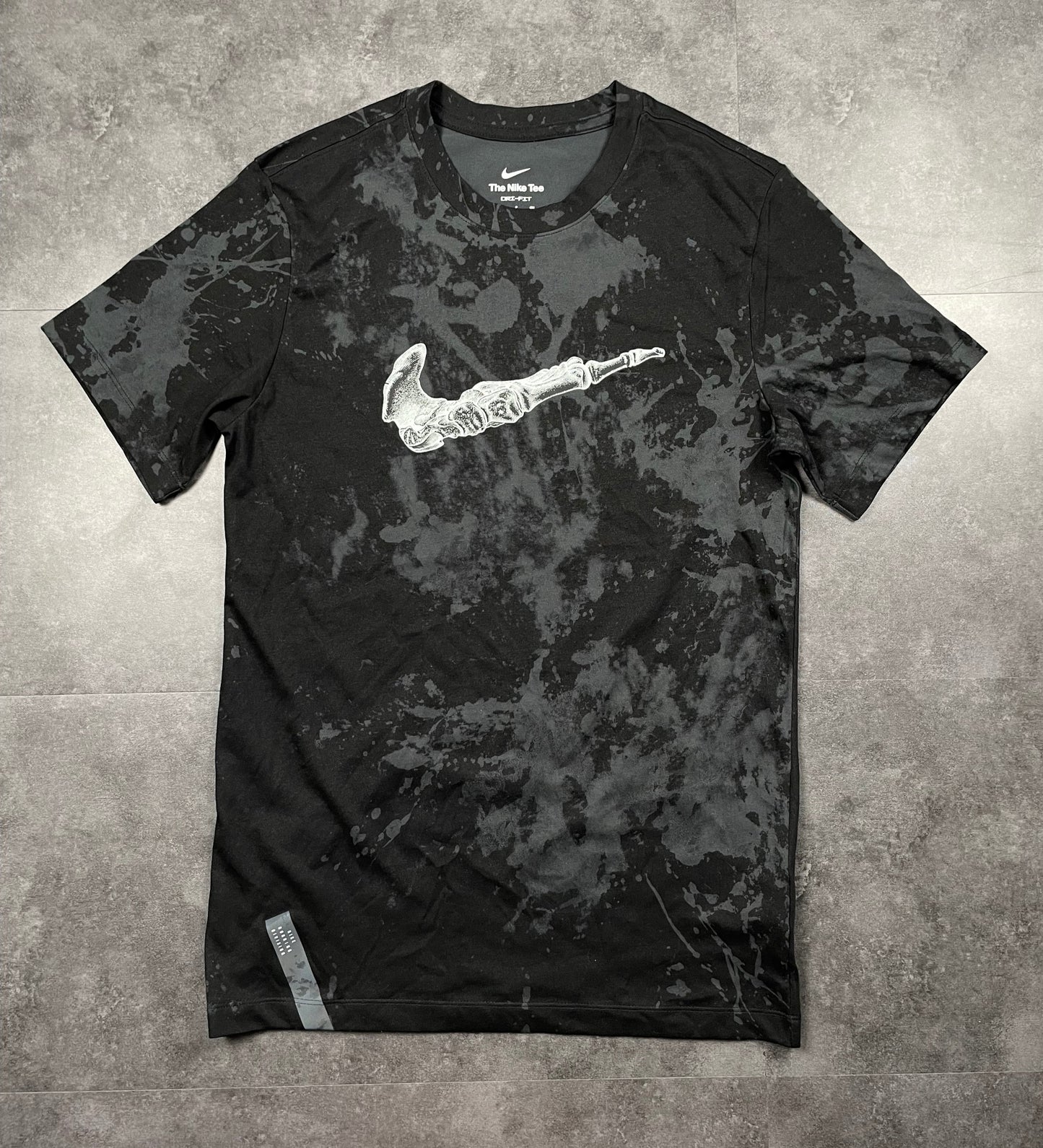 NIKE RUN DIVISION BONE GRAPHIC TEE - BLACK