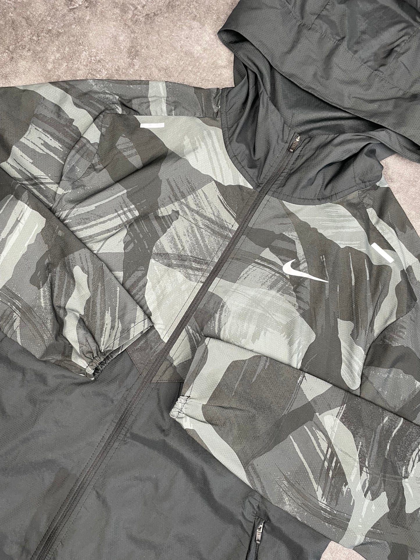 NIKE REPEL PACKABLE WINDRUNNER - BLACK/CAMO