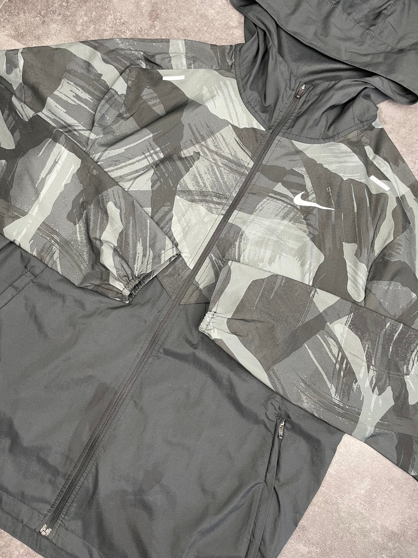 NIKE REPEL PACKABLE WINDRUNNER - BLACK/CAMO