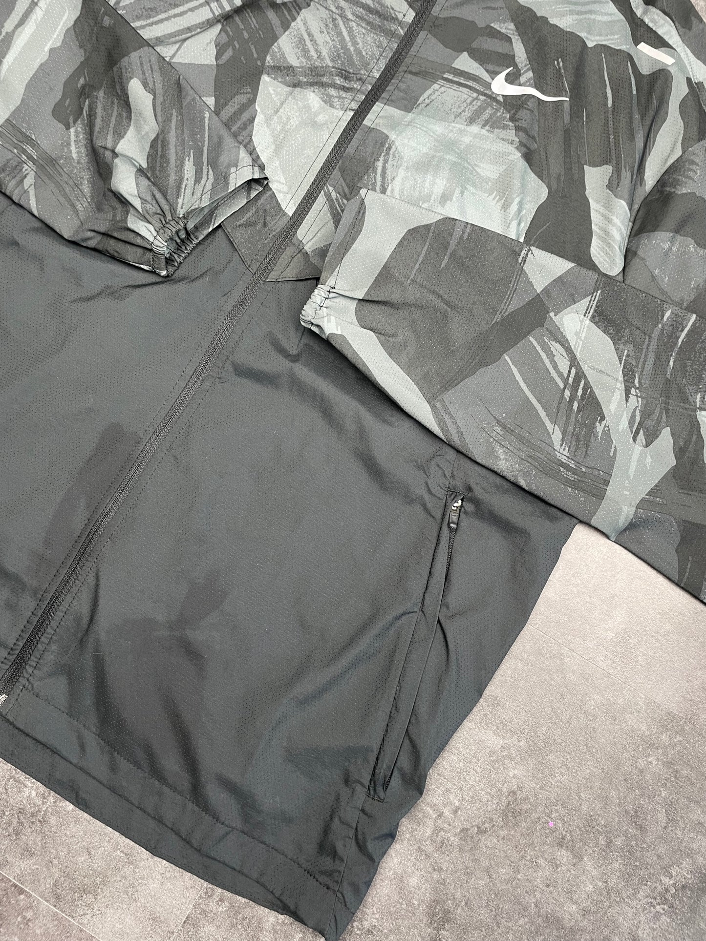 NIKE REPEL PACKABLE WINDRUNNER - BLACK/CAMO