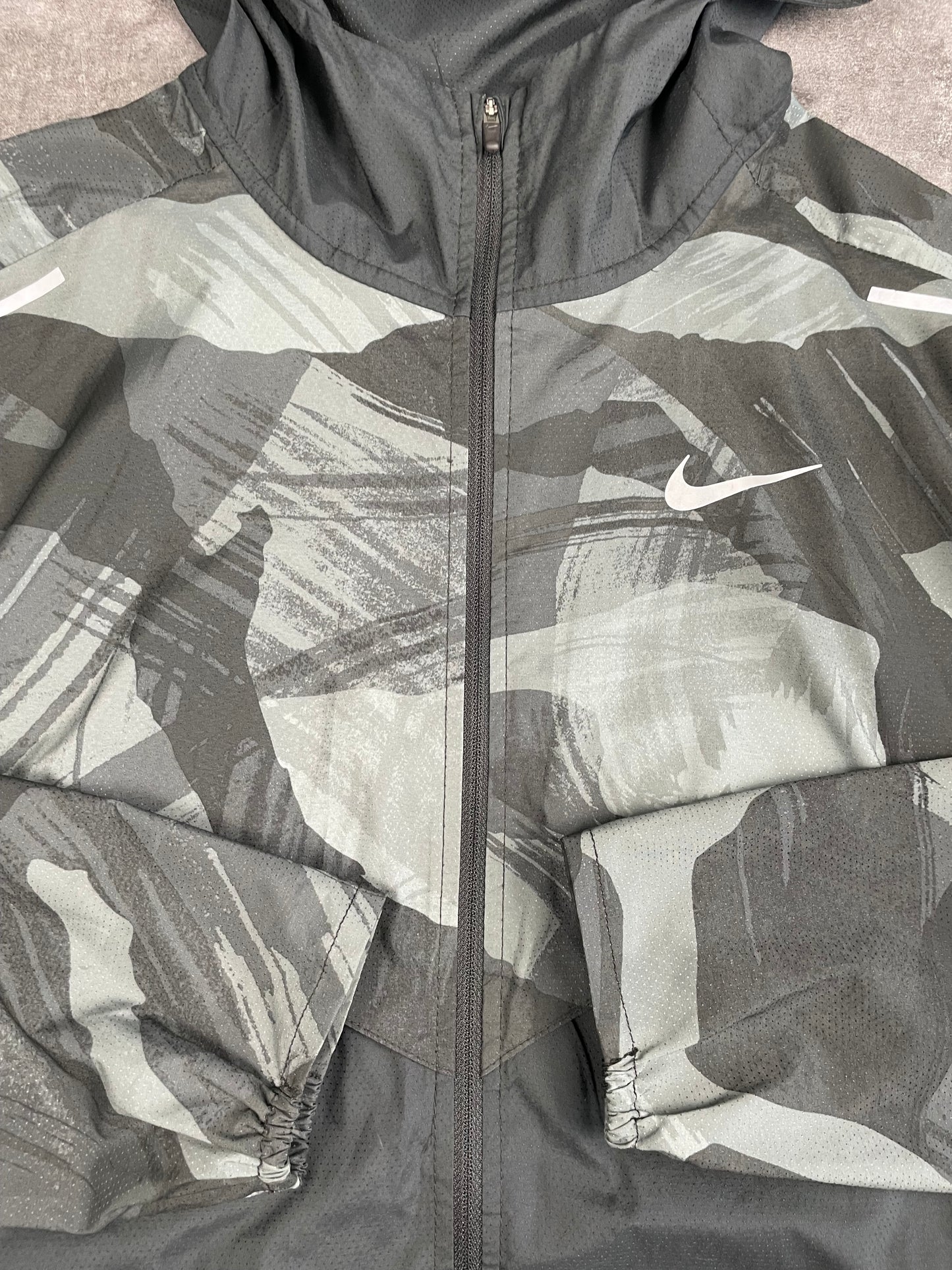 NIKE REPEL PACKABLE WINDRUNNER - BLACK/CAMO