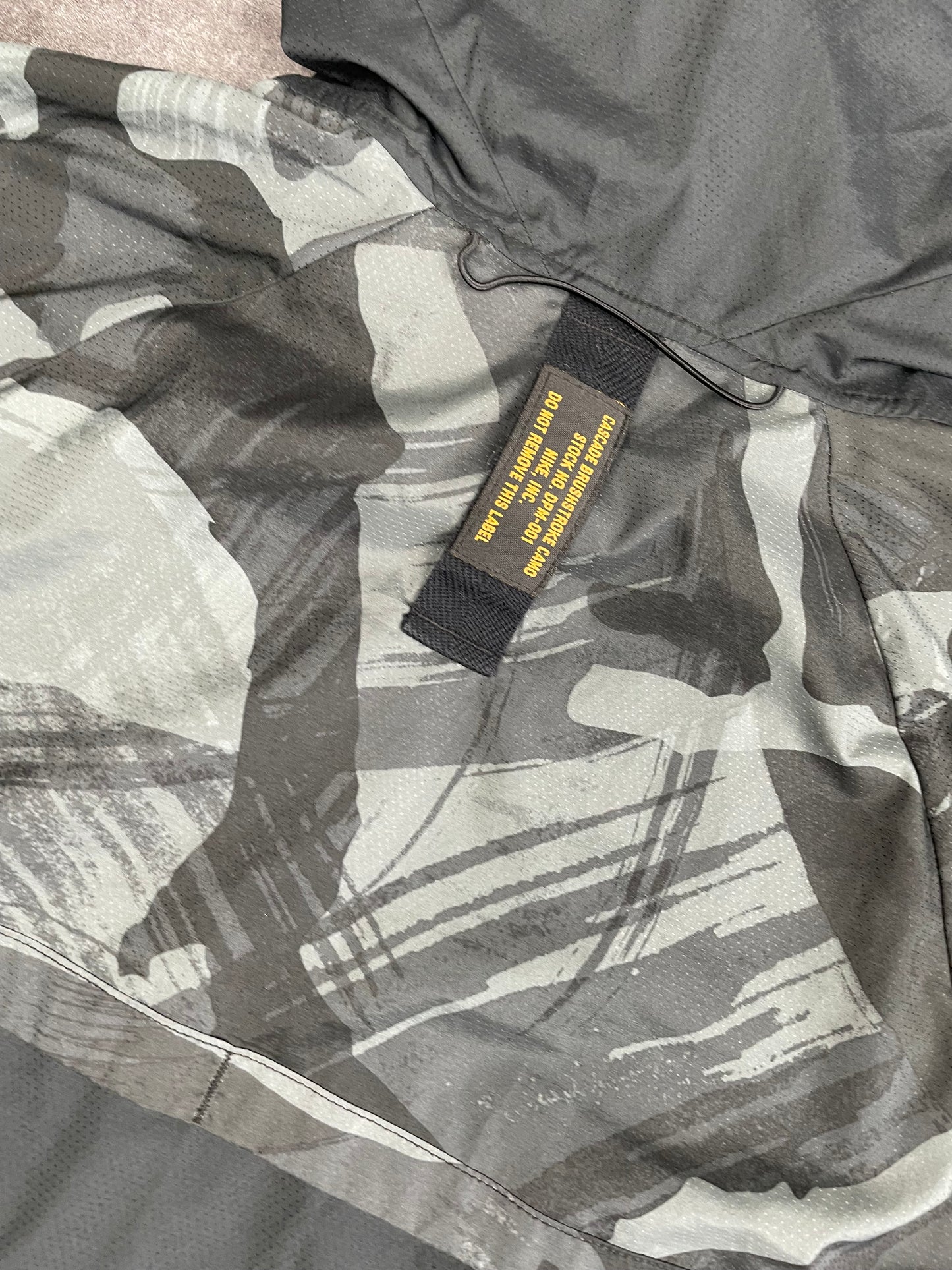 NIKE REPEL PACKABLE WINDRUNNER - BLACK/CAMO