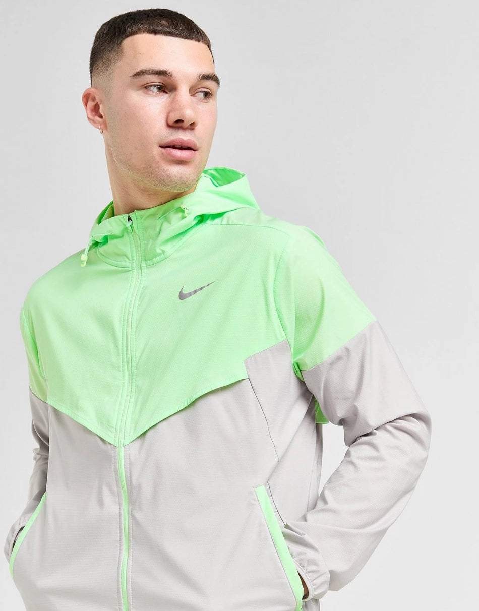 NIKE UV PACKABLE WINDRUNNER - VAPOUR GREEN