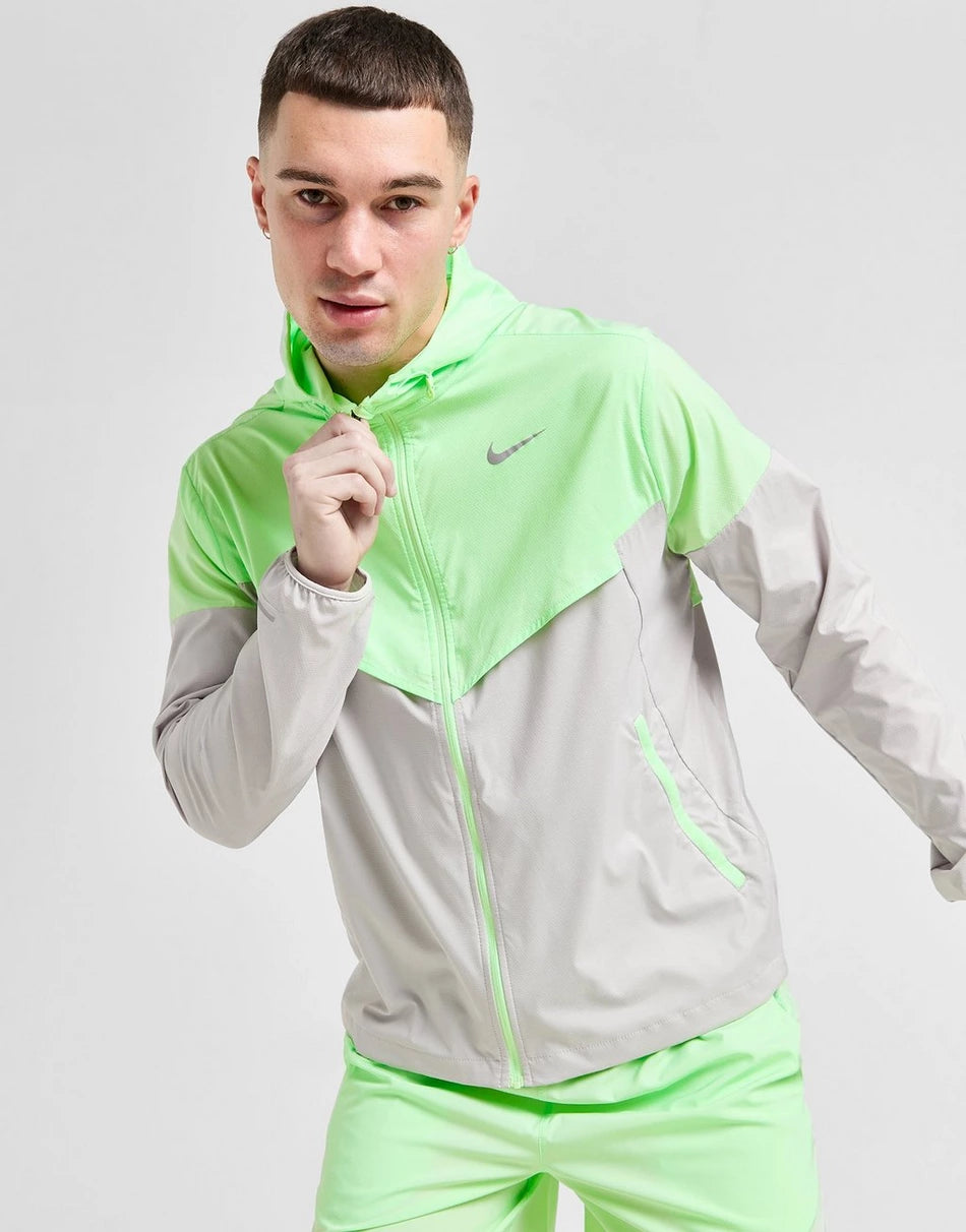 NIKE UV PACKABLE WINDRUNNER - VAPOUR GREEN