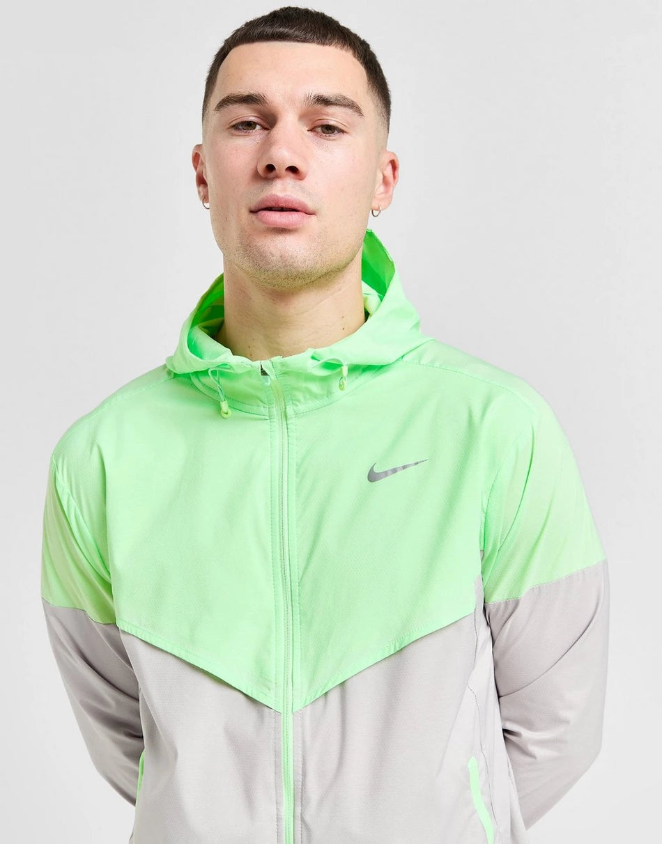 NIKE UV PACKABLE WINDRUNNER - VAPOUR GREEN